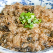 スチームポークパティとイカまたは塩漬け卵または塩漬けの魚または漬け菜 - コーズウェイベイ